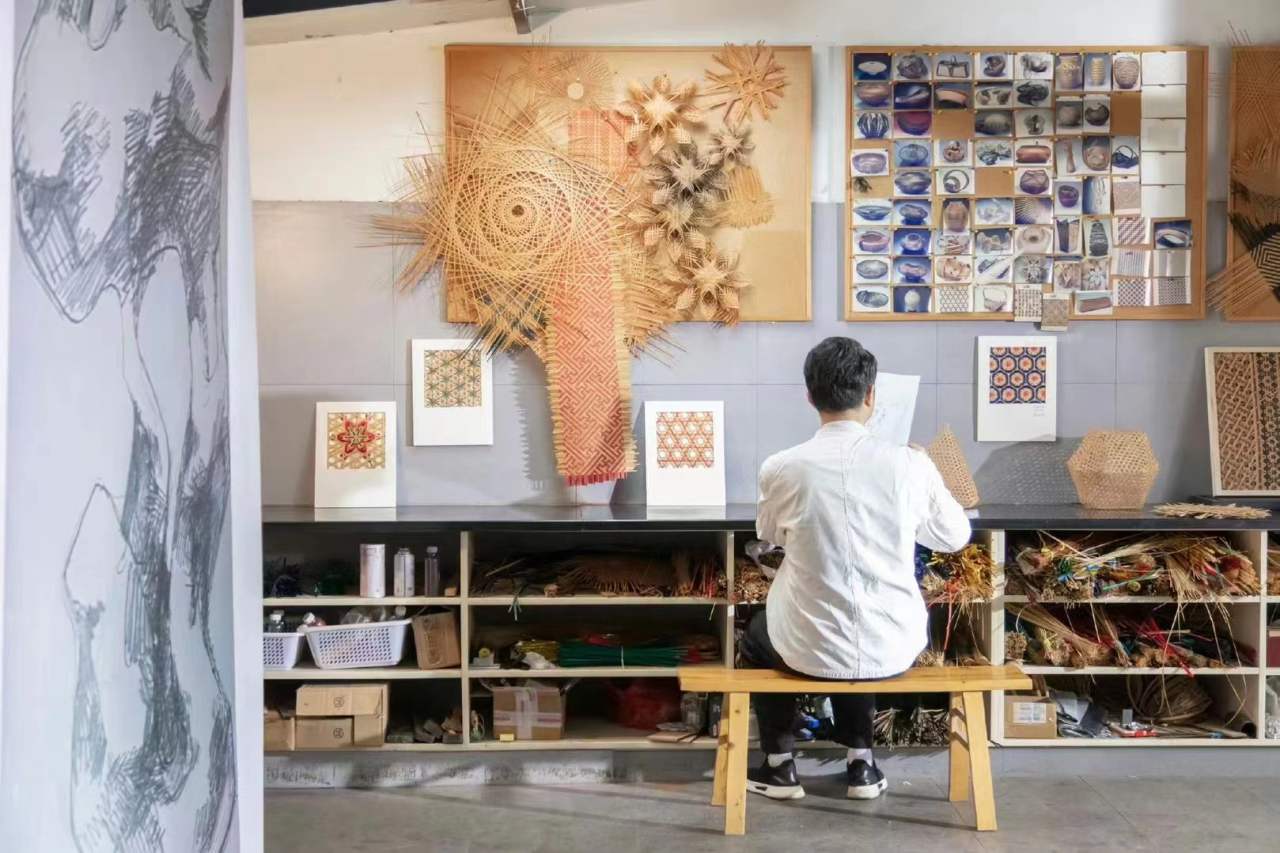 吾拉桐乡宁·30年丨他用细细的竹篾“编织”世界