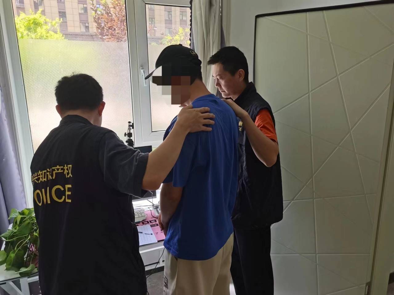浙江警方侦破诈骗大案 78名犯罪嫌疑人被押解回国--图片频道--人民网