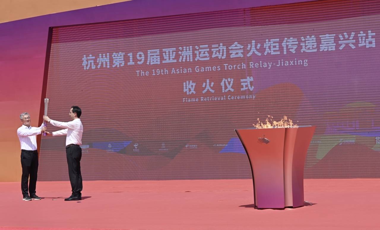 现场图集:亚运火炬在嘉兴传递,火炬手阵容强大!