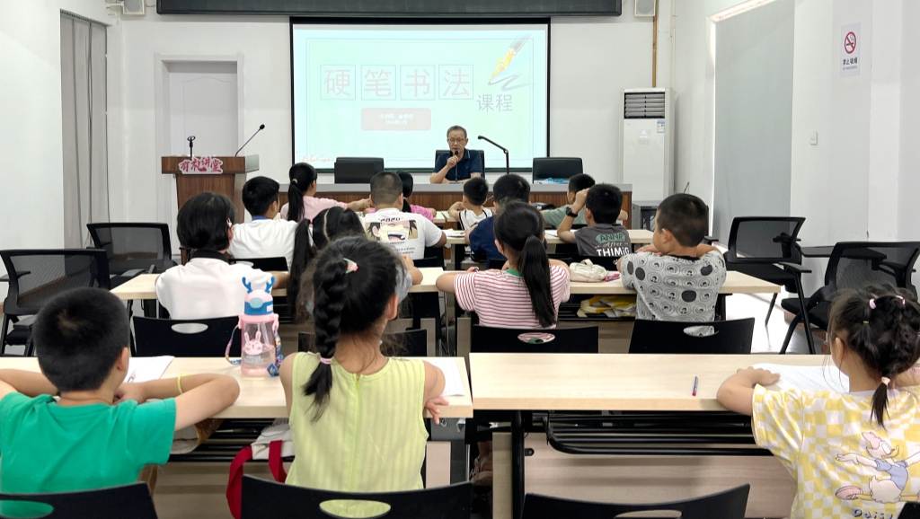 公益书法课十年传承 笔墨浸润童心
