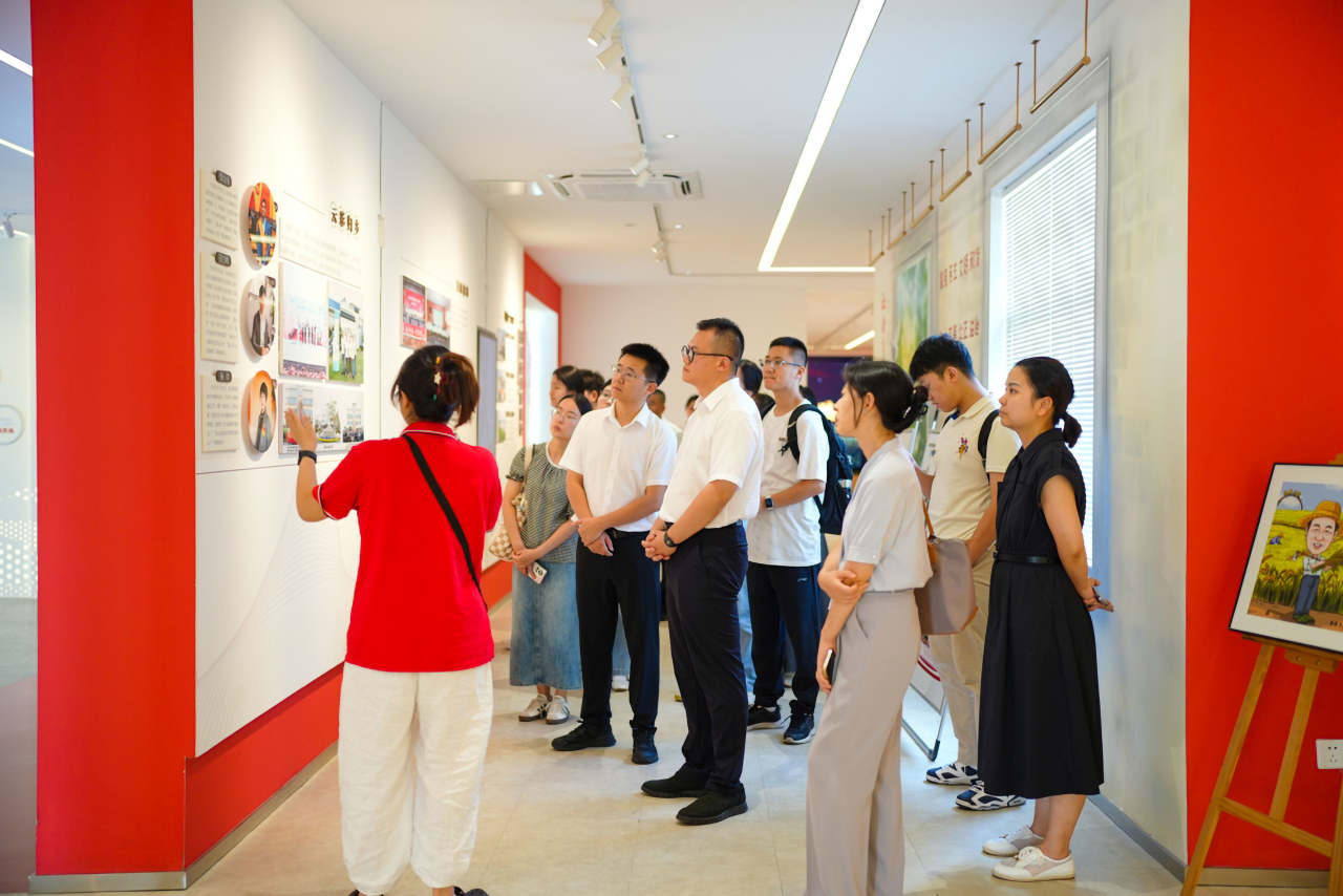 参观缪家村史馆.jpg 参观缪家村史馆.jpg