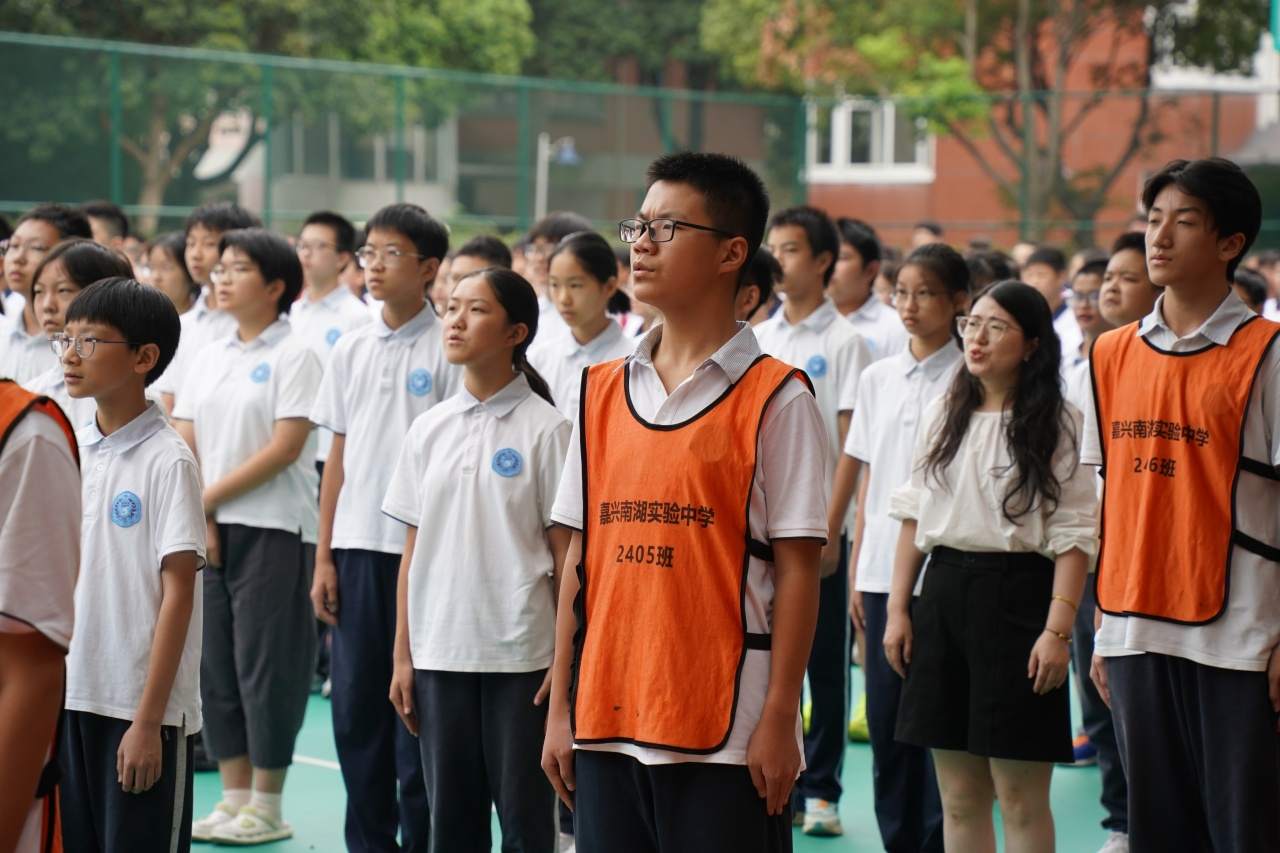 2.唱国歌.JPG 2.唱国歌.JPG