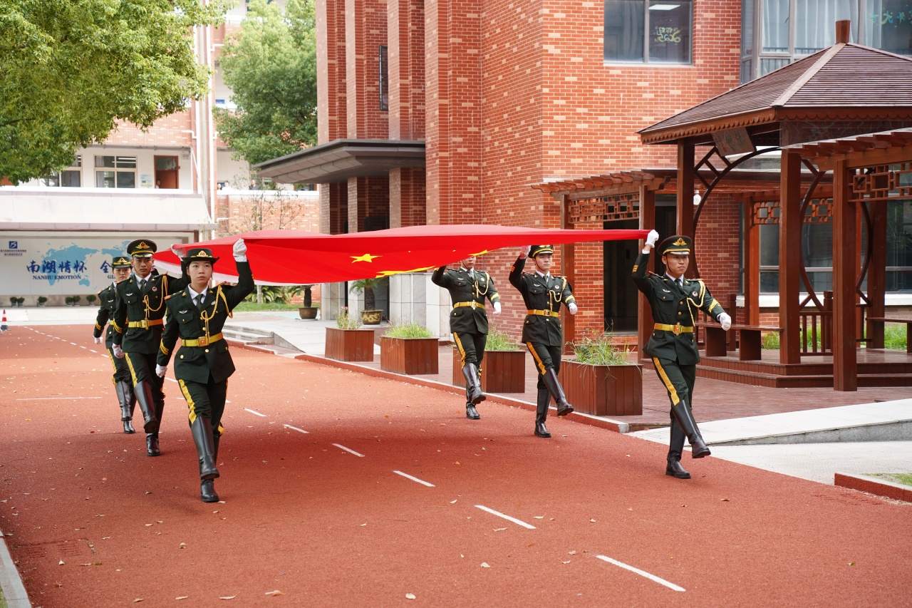 3.嘉兴大学护旗手出旗.JPG 3.嘉兴大学护旗手出旗.JPG