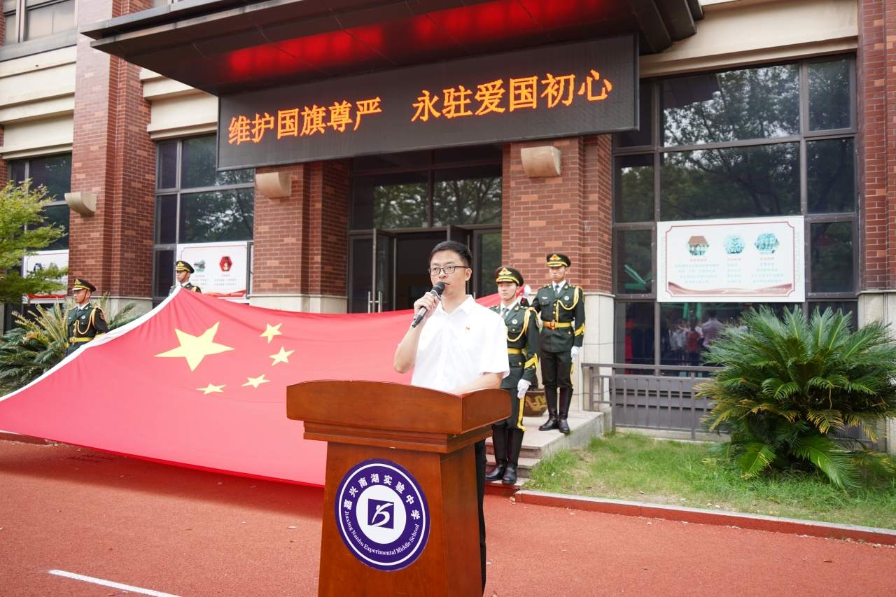 6.学生发展中心副主任兼团委书记朱建锋老师主持活动.JPG 6.学生发展中心副主任兼团委书记朱建锋老师主持活动.JPG