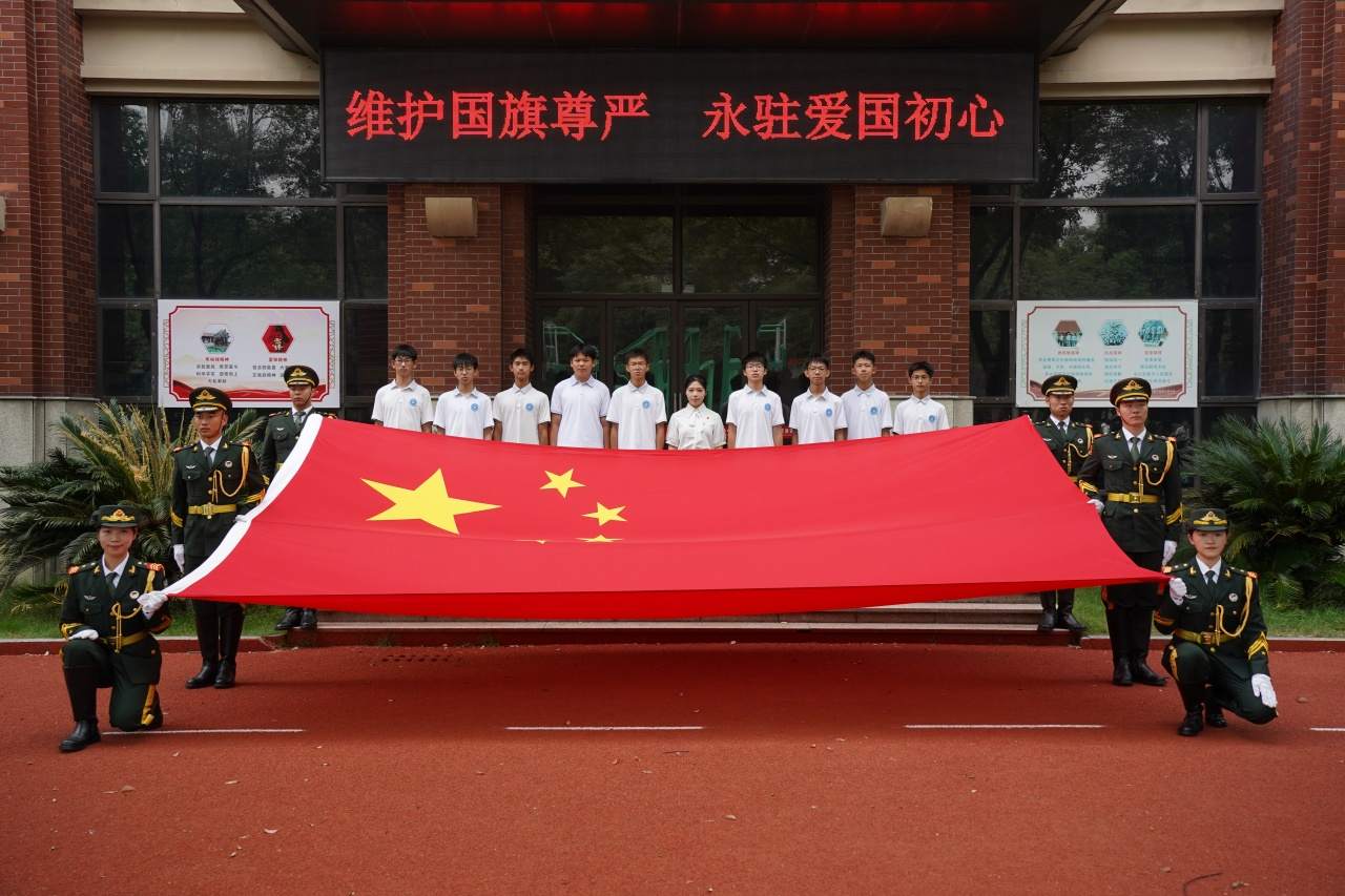 7.南中升旗手与国旗合影.JPG 7.南中升旗手与国旗合影.JPG